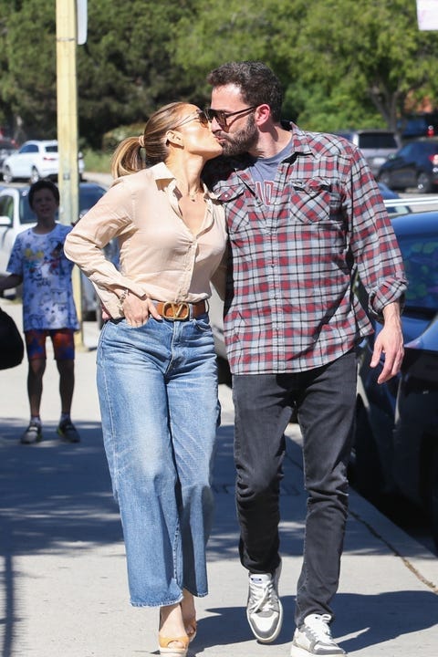 Jennifer Lopez and Ben Affleck kissing in a parking lot jennifer lopez and ben affleck kissing in a parking lot