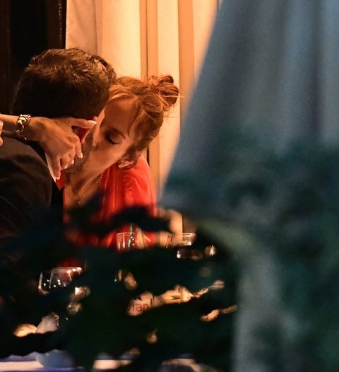 jennifer lopez and ben affleck kissing in paris