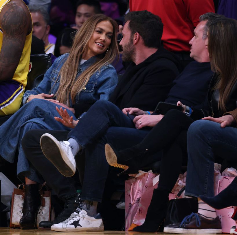 Jennifer Lopez and Ben Affleck Got Caught Snuggling on the Jumbotron at a Lakers Game