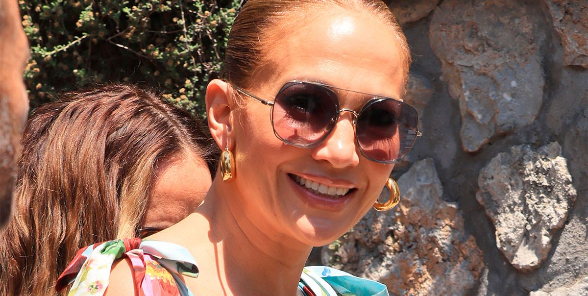 Jennifer Lopez e il mini abito floreale ‘pin-up’