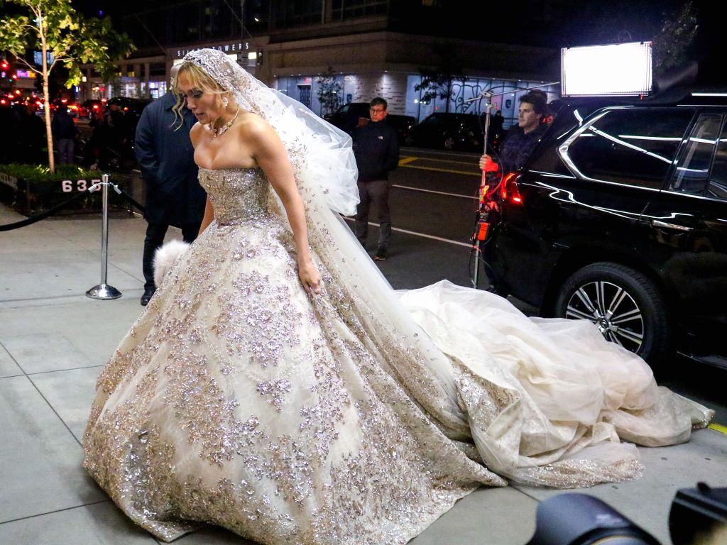 El vestido de novia de Jennifer Lopez en 'Marry me' pesa 45 kilos