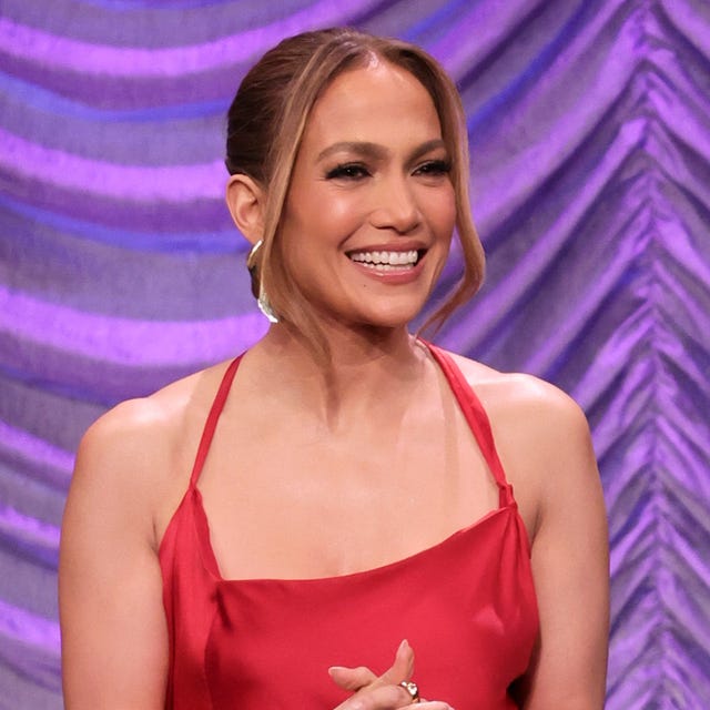 Jennifer Lopez: así se lleva el vestido lencero a la moda en 2022 Jennifer Lopez: así se lleva el vestido lencero a la moda en 2022