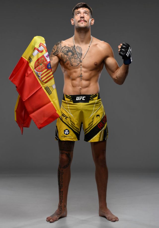 el peleador de ufc joel Álvarez posa con la bandera de españa