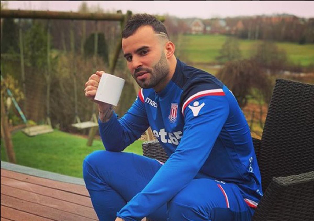 Jesé Rodríguez con chándal azul y taza de café