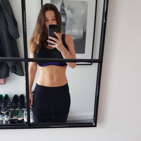 Vêtements, Épaules, Vêtements de sport, Taille, Haut court, Abdomen, Bras, Pantalon actif, Muscle, Estomac,