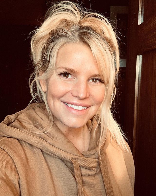 Jessica Simpson S Book Reveals Her Battle With Alcohol And Pill Addiction