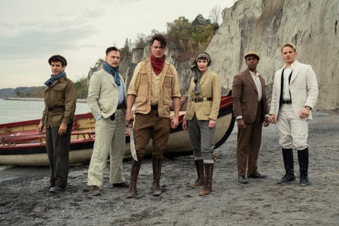 Jupiters Vermächtnis lr David David Hirsh als R Conrad, Ben Daniels als Walter Sampson, Josh Duhamel als Sheldon Sampson, Mike Wade als Fitz Small und Matt Lanter als George Hutchence in Episode 7 von Jupiters Vermächtnis Cr Steve Wilkienetflix © 2021