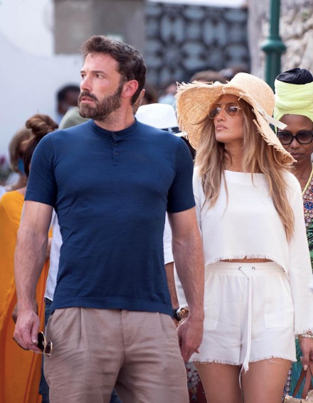 Jennifer Lopez with total white appearance and Raffia and Ben Affleck on their vacation together in Capri