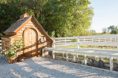 Chip And Joanna Gaines Farmhouse Garden Photos Fixer Upper Joanna Gaines Garden En Coop Run