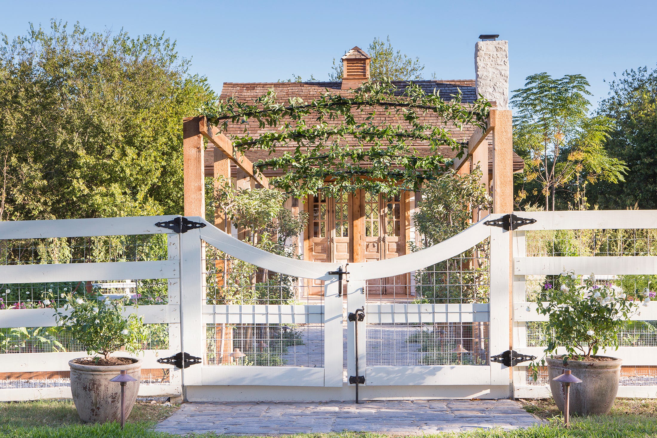 Take A Tour Of Chip And Joanna Gaines Beautiful Farmhouse Garden 