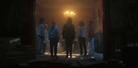 joe keery as steve harrington, gaten matarazzo as dustin henderson, sadie sink as max mayfield, finn wolfhard as mike wheeler, natalia dyer as nancy wheeler and caleb mclaughlin as lucas sinclair in stranger things, season 4