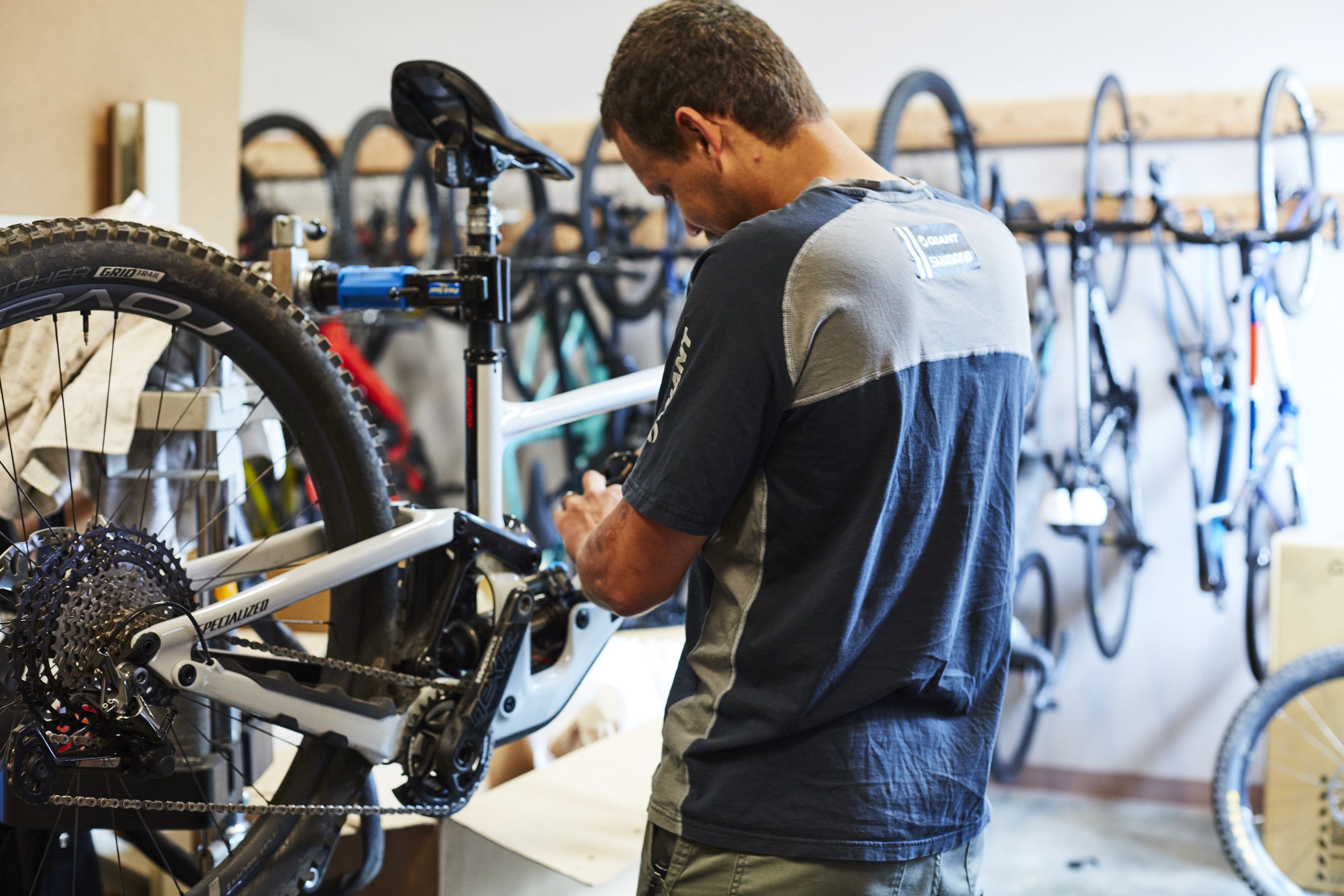 Yaheetech Pro Mechanic Bicycle Repair Workshop Stand Foldable Maintenance Rack w/Tool Tray Height Adjustble Extensible Bike Repair Rack for Road & Mountain Bikes