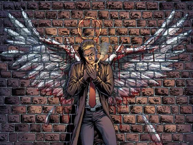 imagen de constantine de un cómic en el que se le ve fumando frente a una pared en la que hay pintadas unas alas de ángel