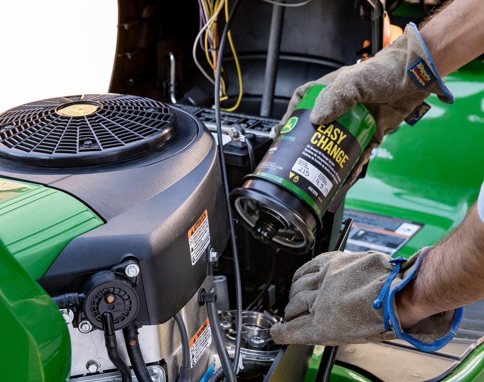 John Deere's 30Second Oil Change Turns This Task Into a OneHanded