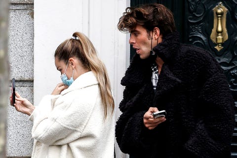Jon Kortajarena y Alejandra Onieva, horror los actores y sus mascarillas no se separan de sus móviles