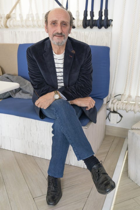el actor de 'la que se avecina' con americana azul marino y camiseta de rayas