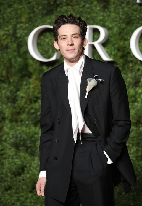 The Crown Season 3 Review Olivia Colman Takes Over As Queen Elizabeth Ii Ew Com