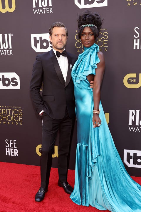 joshua jackson y jodie turner smith  en los critics choice awards 2022