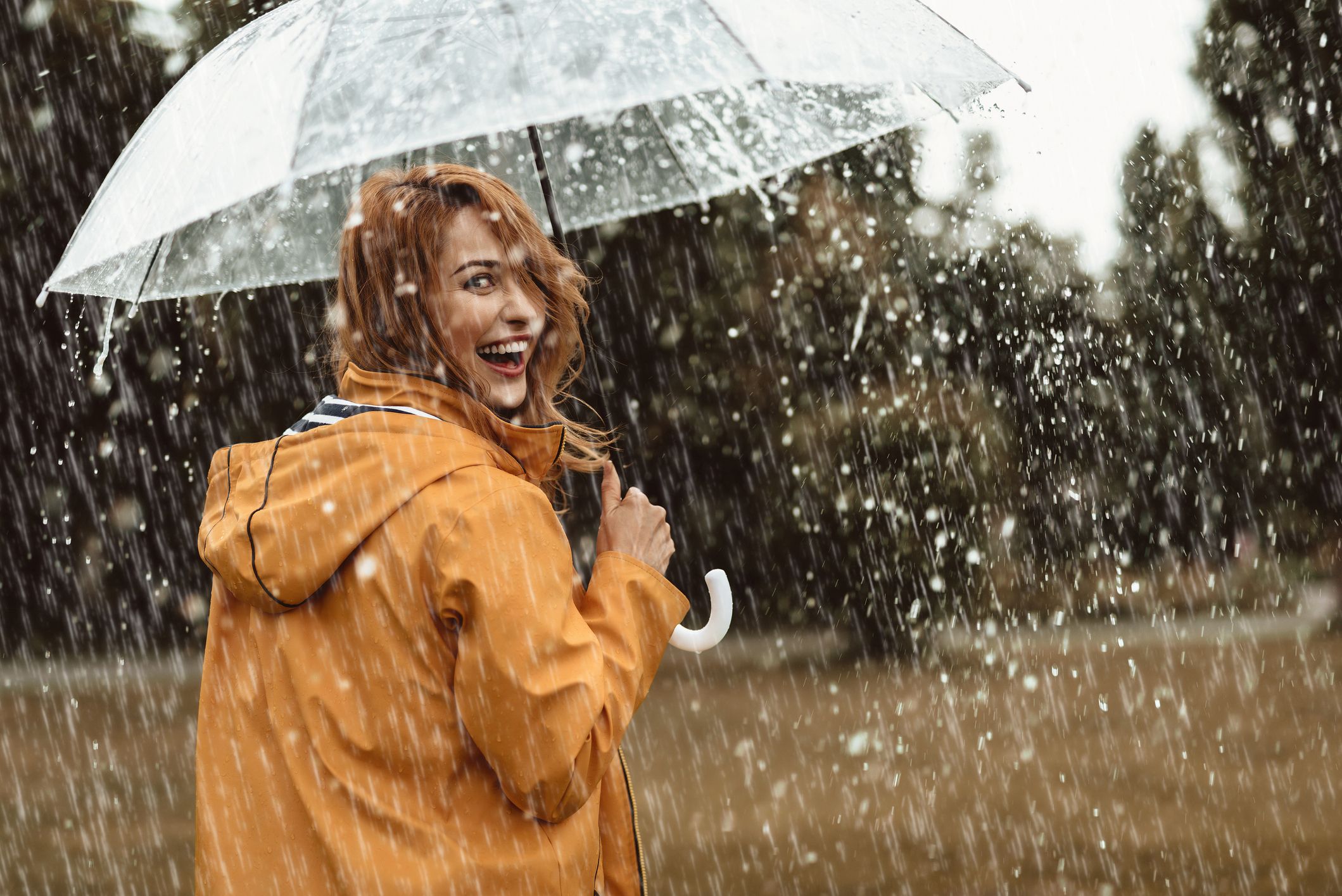 雨の日にアレルギー症状が悪化 その理由とは