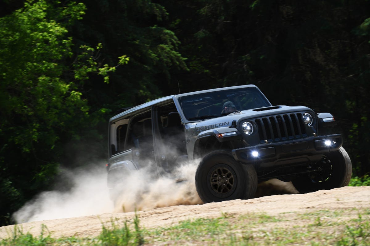 Jeep Gives The Wrangler 35 Inch Tires 4 Gears To One Up Bronco Sasquatch