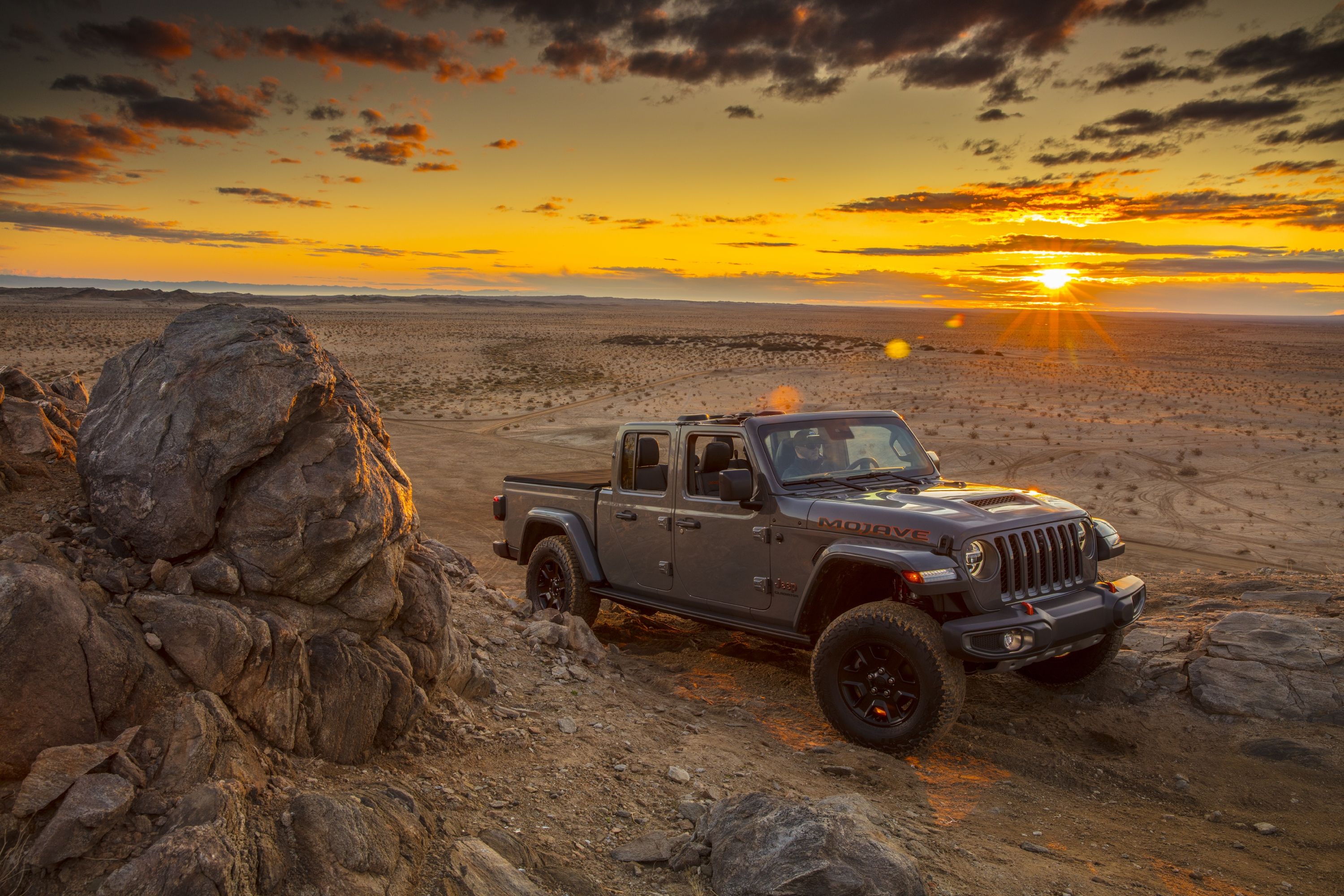 Jeep Shows off Mojave and High Altitude Gladiators at Chicago