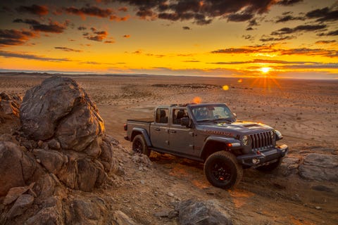 Jeep Shows Off Mojave And High Altitude Gladiators At Chicago