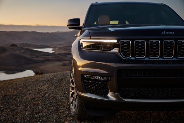 all new 2021 jeep® grand cherokee l summit reserve features all new ultra slim headlamps set into gloss black bezels, along with slim horizontal fog lamps