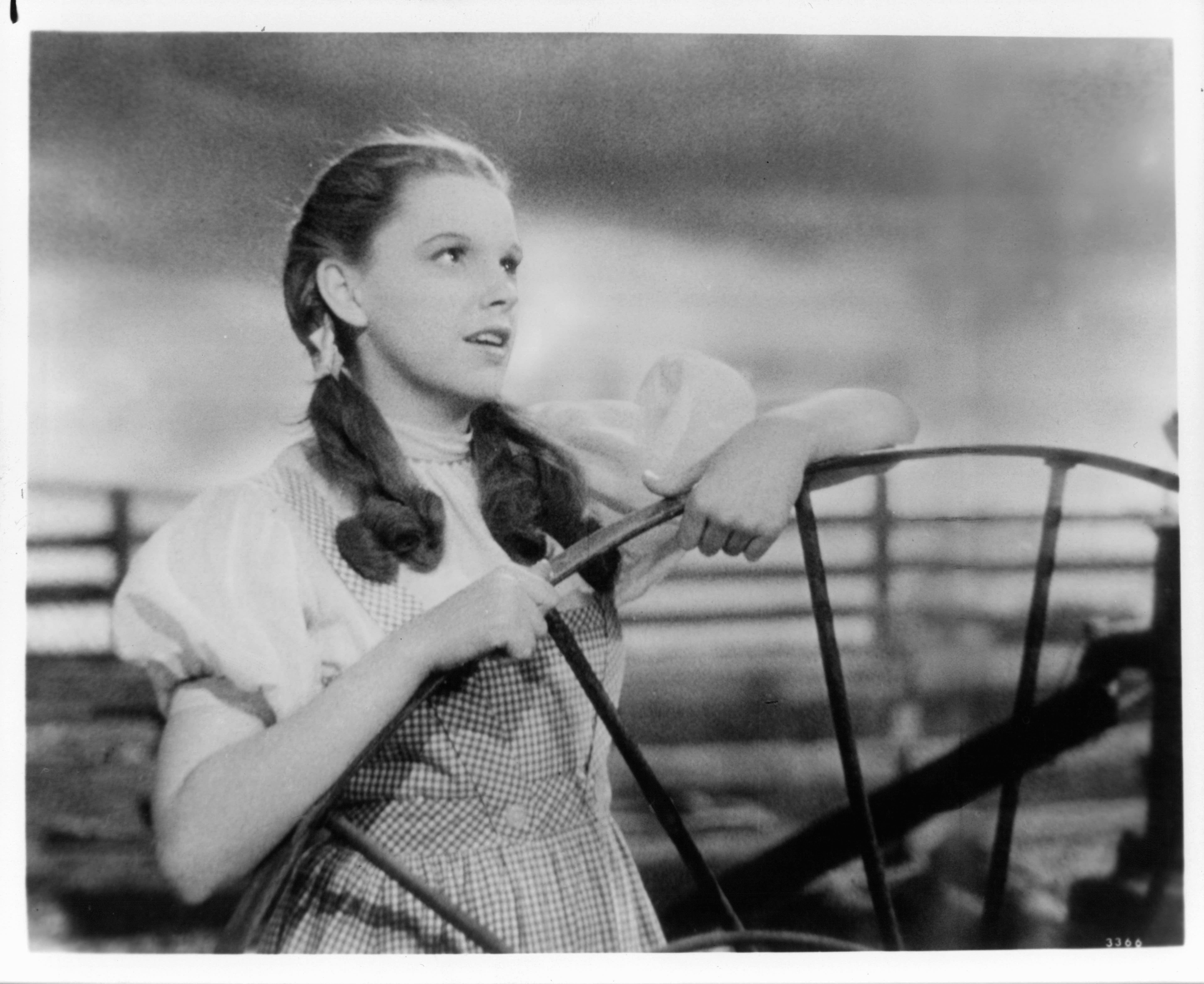 40 Behind The Scenes Photos Of The Wizard Of Oz Rare Wizard Of Oz Photos