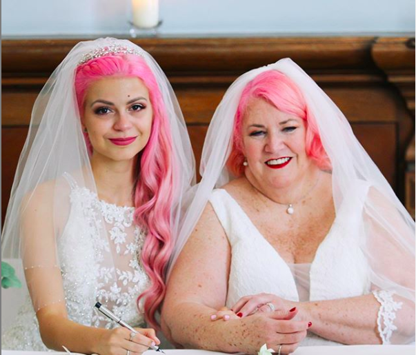 世間からの偏見を超えて 37歳差のレズビアンカップルが結婚