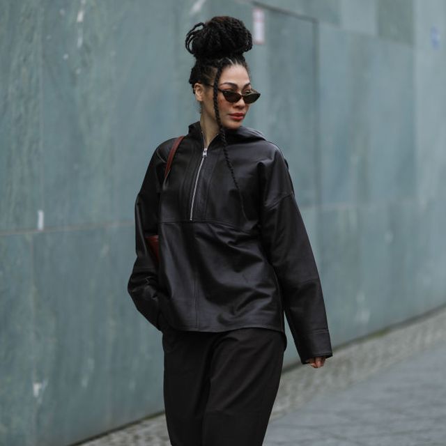 julia dalia draagt zwarte outfit tijdens berlin fashion week
