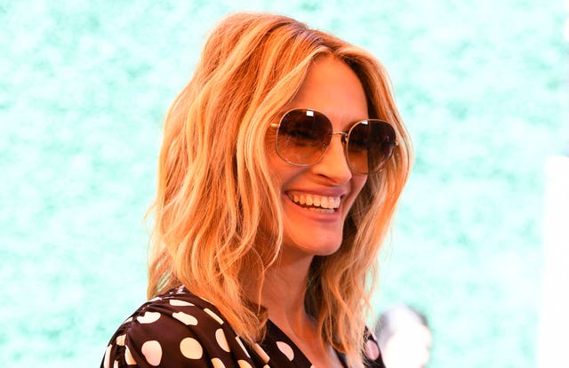 Julia Roberts poses in an image of the year 2019 julia roberts poses in a picture of the year 2019