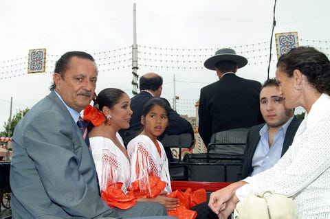 julián muñoz e isabel pantoja con kiko rivera, isa pantoja y dulce en la feria de abril de sevilla en 2004