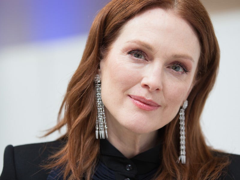 Julianne Moore parla di #MeToo, moda etica e attivismo: «la mia voce è