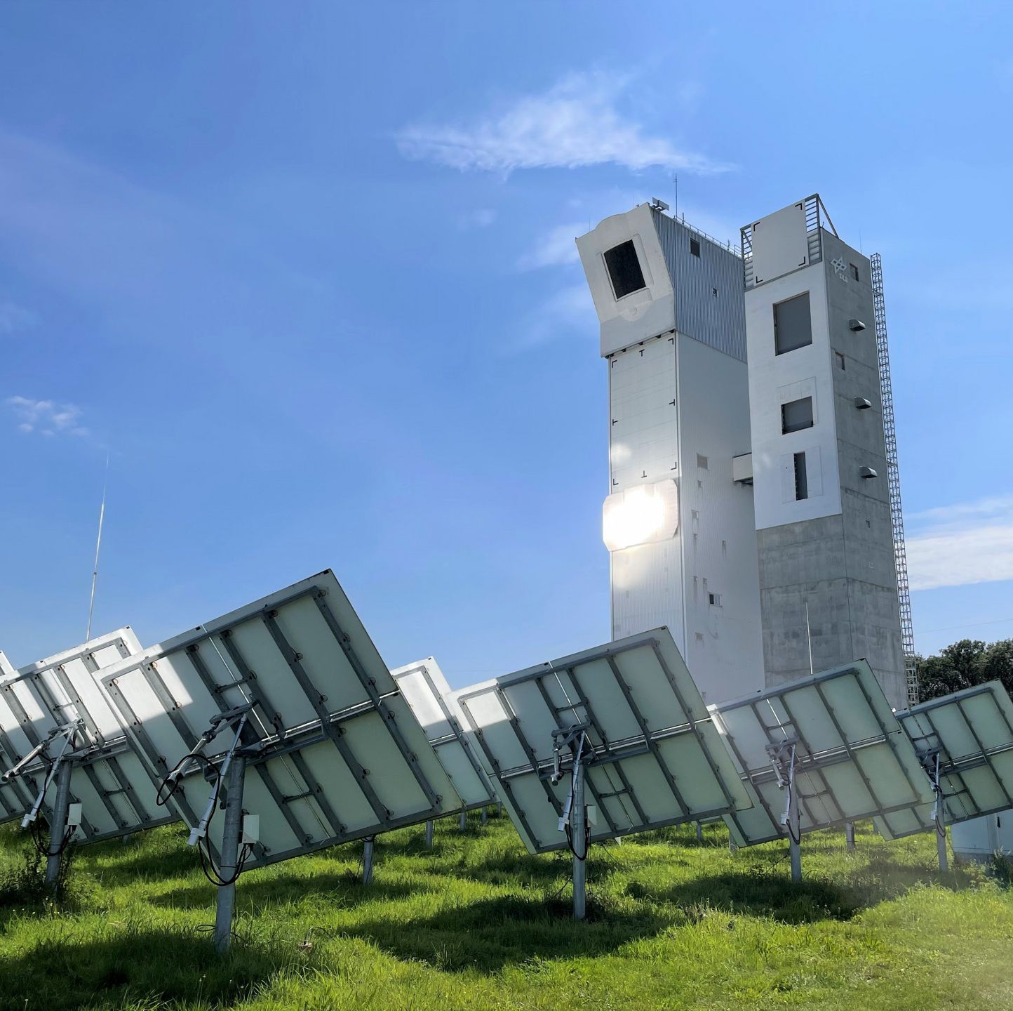 This Solar Tower Can Transform Water, Sunlight, and Carbon Dioxide Into Jet Fuel
