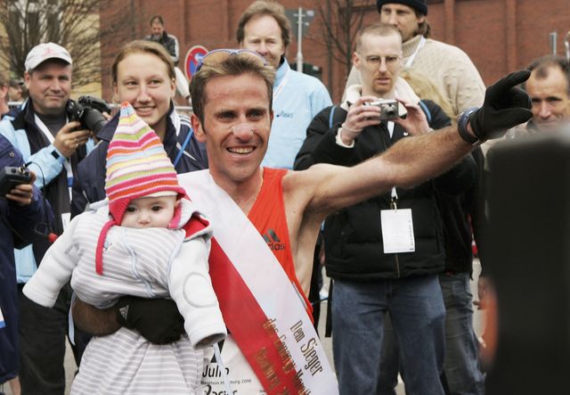 julio rey celebra su victoria en el maratón de hamburgo con su hijo en brazos