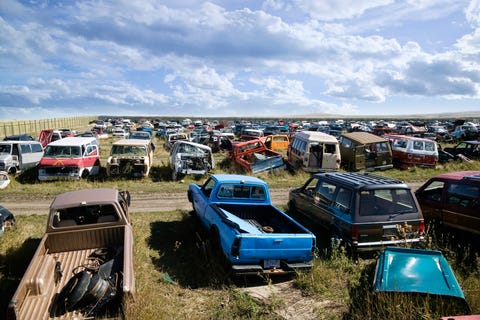 свалка, полная автомобилей