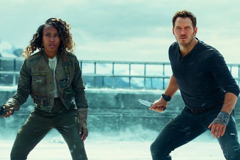 Jurassic World Dominion Chris Pratt and Dewanda pointing weapons waving looking at something off screen