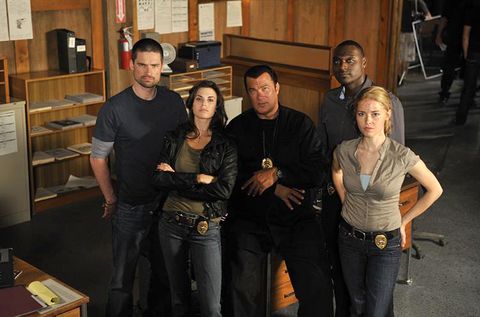 Steven Seagal rodeado de su equipo en la serie de películas de acción 'Justicia Extrema'