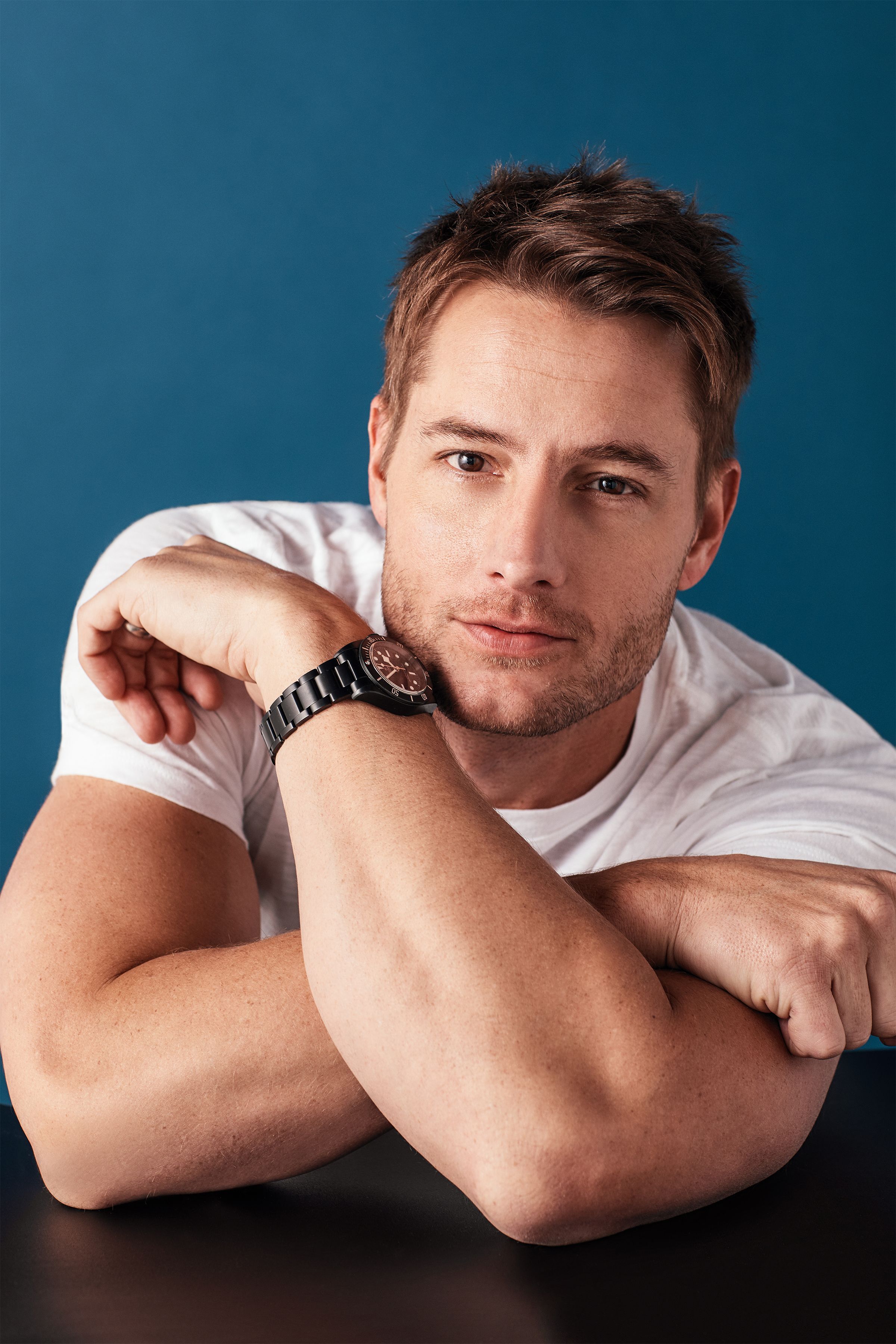 Justin Hartley barefoot