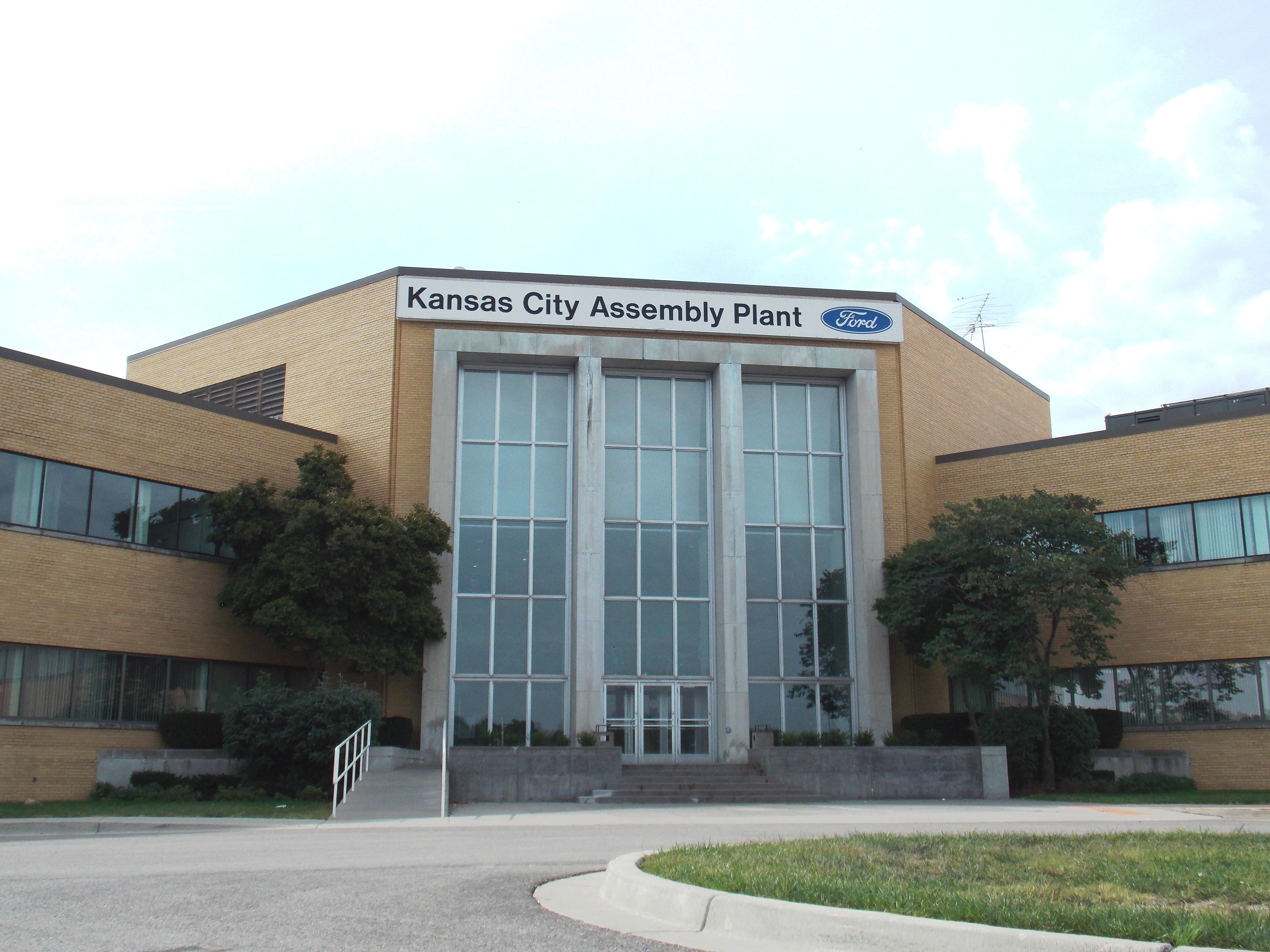 Ford Plant Shut Down After Man Claims He's Barricaded Inside With Guns and Explosives