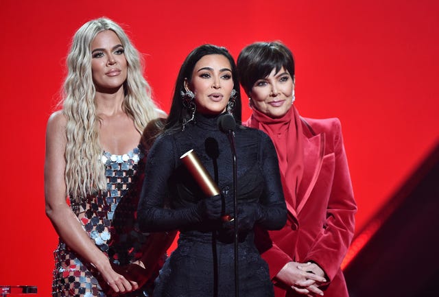 2021 E! People's Choice Awards - Show santa monica, california december 07 2021 peoples choice awards pictured lr khloé kardashian, kim kardashian west, and kris jenner accept the reality show of 2021 award for 'keeping up with the kardashians on stage during the 2021 peoples choice awards held at barker hangar on december 7, 2021 in Santa Monica, California photo by alberto rodrigueze entertainment nbcuniversal nbcu photo bank via getty images