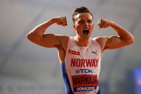 el noruego karsten warholm celebra con un gesto de triunfo su título mundial de 400m vallas en doha 2019