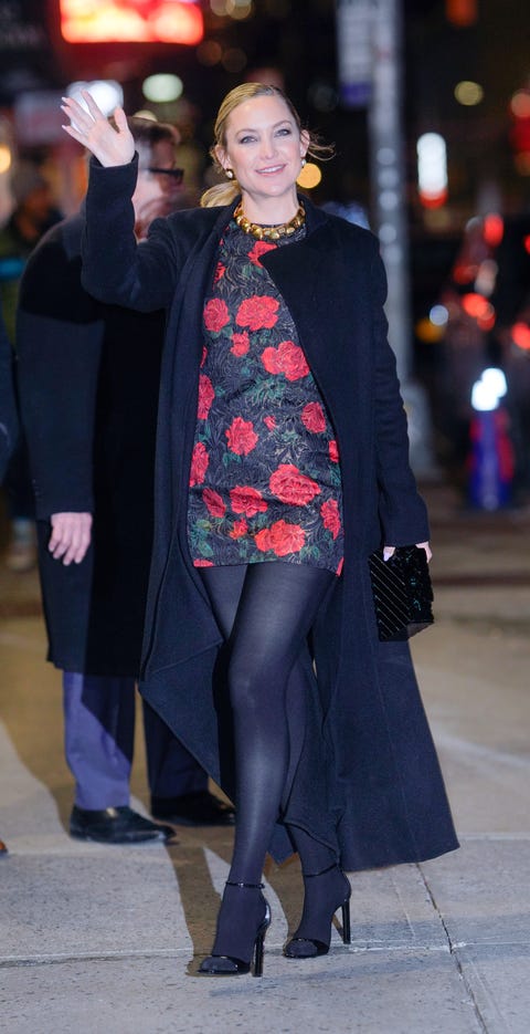 Kate Hudson presume de piernas infinitas con un LBD de rosas Kate Hudson presume de piernas infinitas con un LBD de rosas