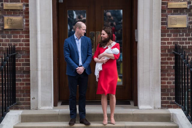 Kate Middleton co seu terceiro neno saíndo do hospital