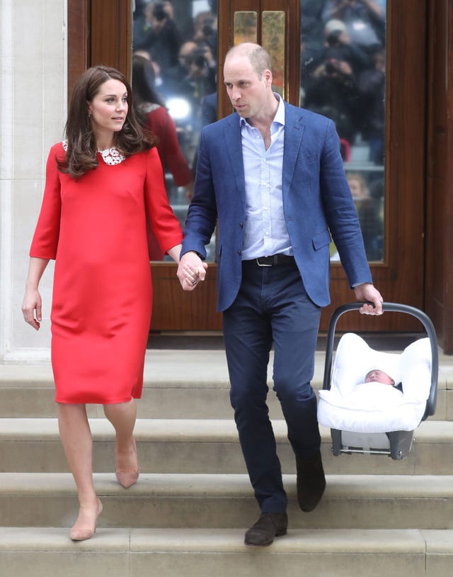 Kate Middleton co seu terceiro fillo deixando o hospital