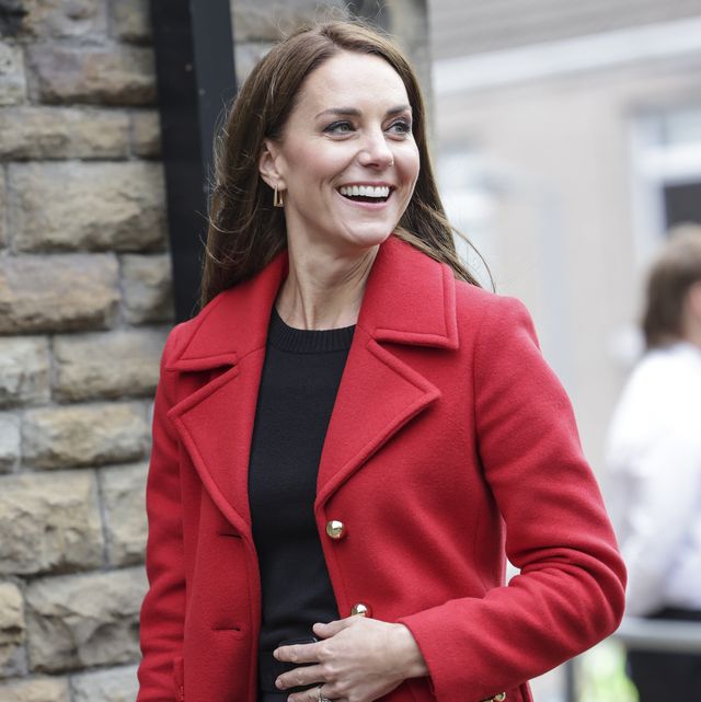 kate middleton debuta como princesa de gales con un abrigo rojo