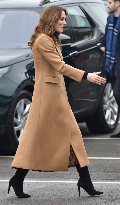 A tiempo Sumamente elegante césped Kate Middleton falda midi de Zara y un abrigo de Massimo Dutti