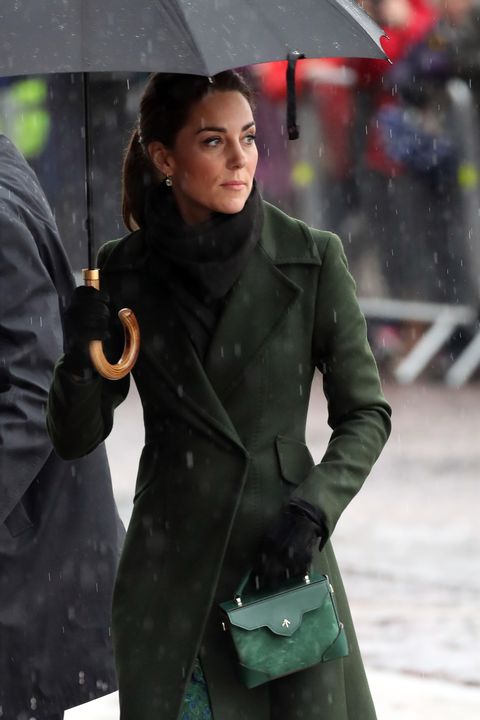 Kate Middleton con abrigo verde oliva de Sportmax - Kate Middleton con  vestido midi de Michael Kors