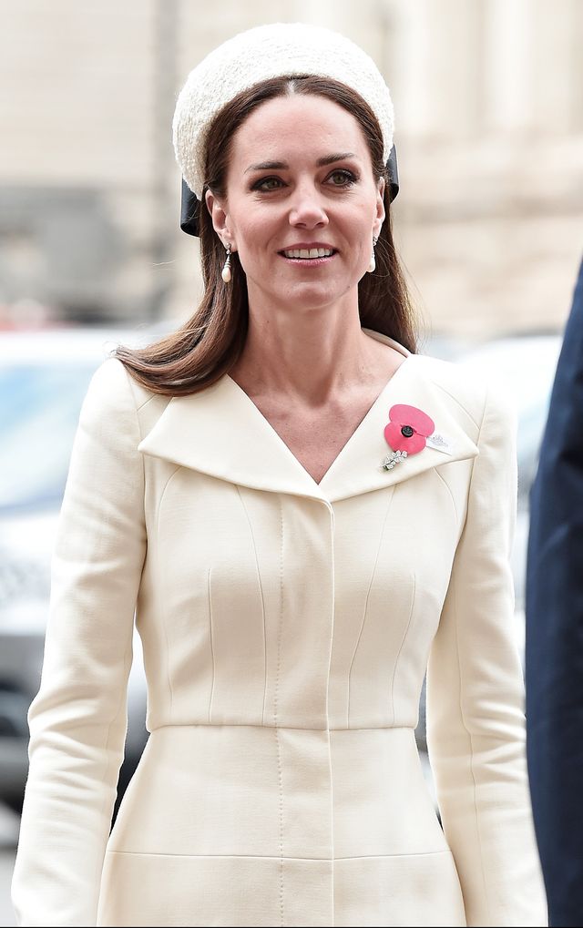 Kate Middleton: con vestido-abrigo blanco de Alexander McQueen