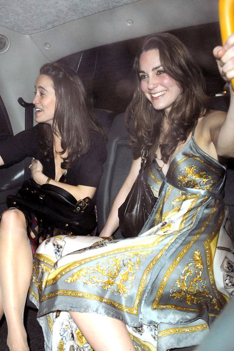 kate middleton in een auto in lange jurk in 2007
